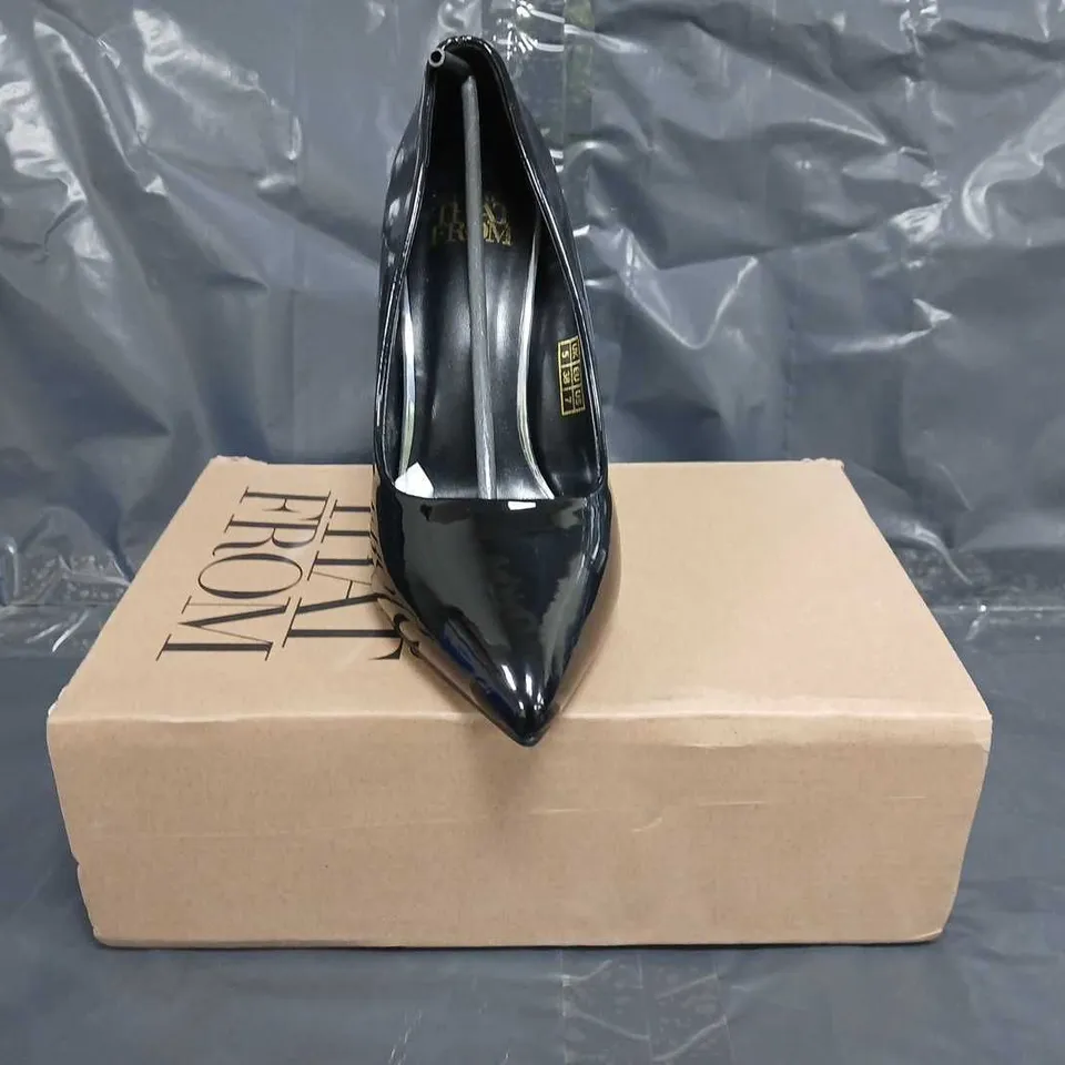 BOXED PAIR OF WHERE'S THAT FROM POINTED TOE STILETTO HEEL SHOES IN BLACK SIZE UK 5