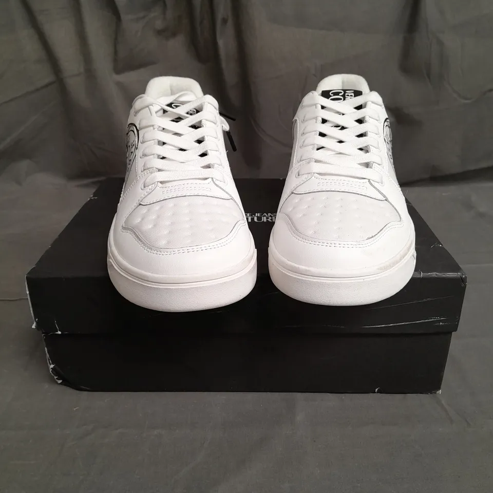 BOXED PAIR OF VERSACE JEANS COUTURE SNEAKERS WHITE SIZE 8.5