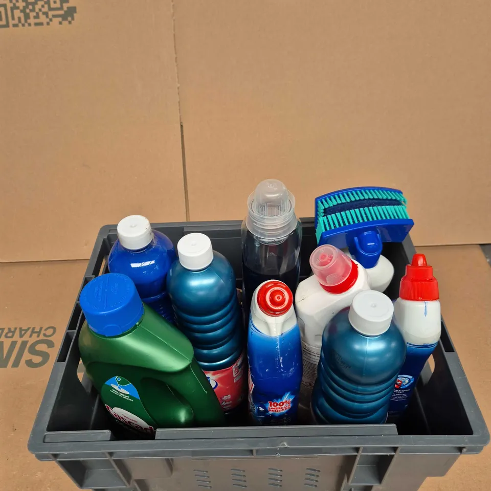 TOTE OF APPROXIMATELY 10 ASSORTED ITEMS INCLUDING HARPIC LIMESCALE REMOVER, ASEVI FLOOR CLEANER AND DOMESTOS THICK BLEACH
