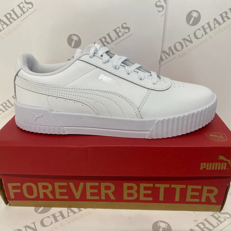 BOXED PAIR OF PUMA WHITE TRAINERS SIZE 7