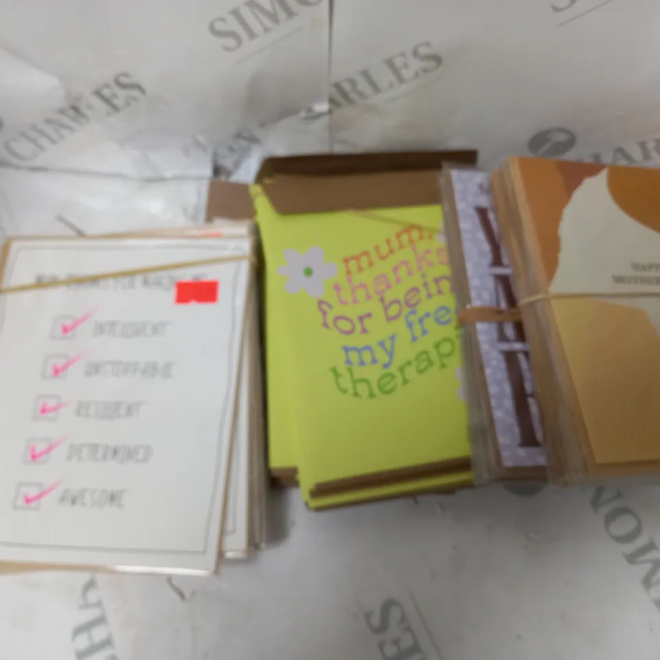 BOX OF APPROXIMATELY 40 ASSORTED HOUSEHOLD ITEMS TO INCLUDE BAGS, KEYBOARD, ORNAMENTS ETC 