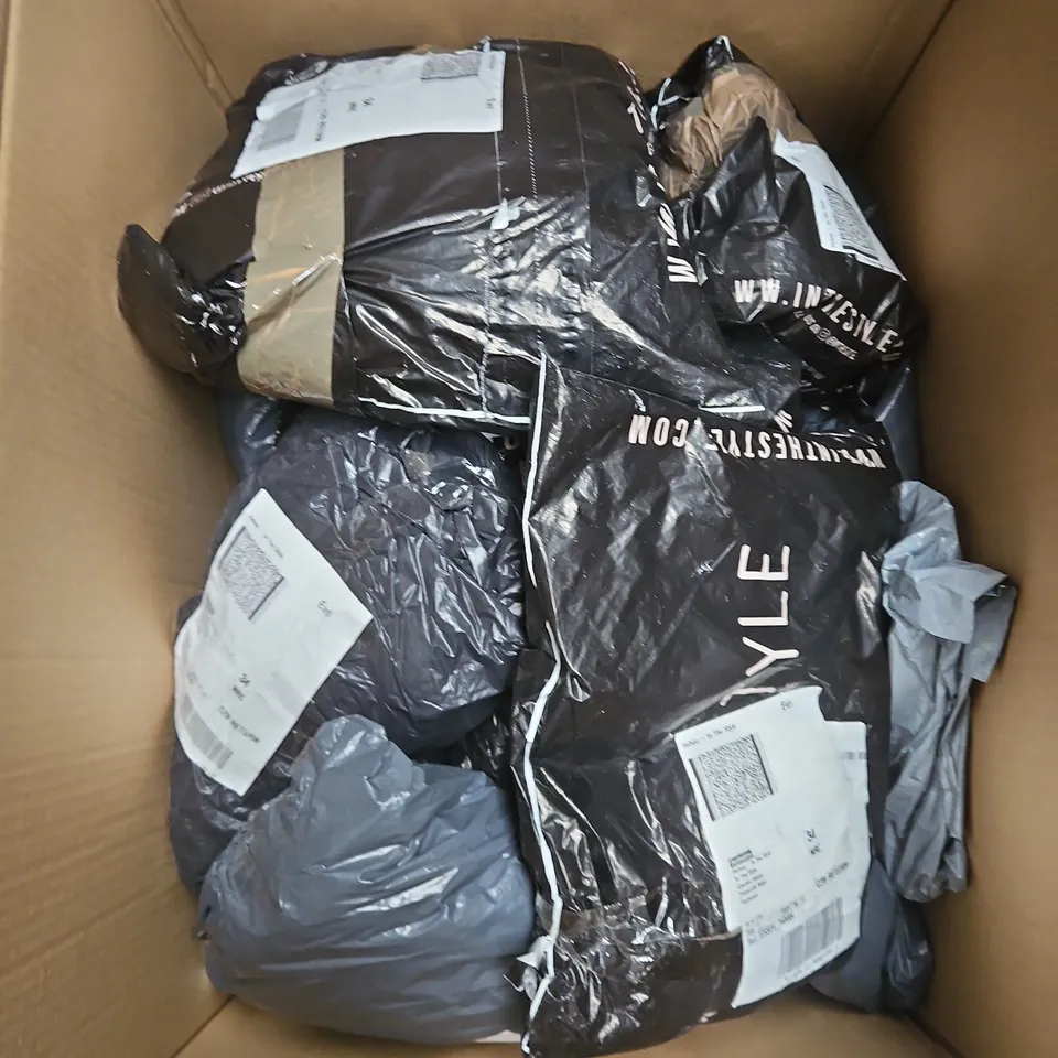 APPROXIMATELY 15 ASSORTED CLOTHING ITEMS IN VARIOUS STYLES AND SIZES 