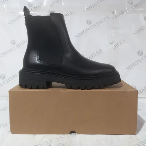 BOXED PAIR OF V BY VERY BOOTS IN BLACK SIZE 7