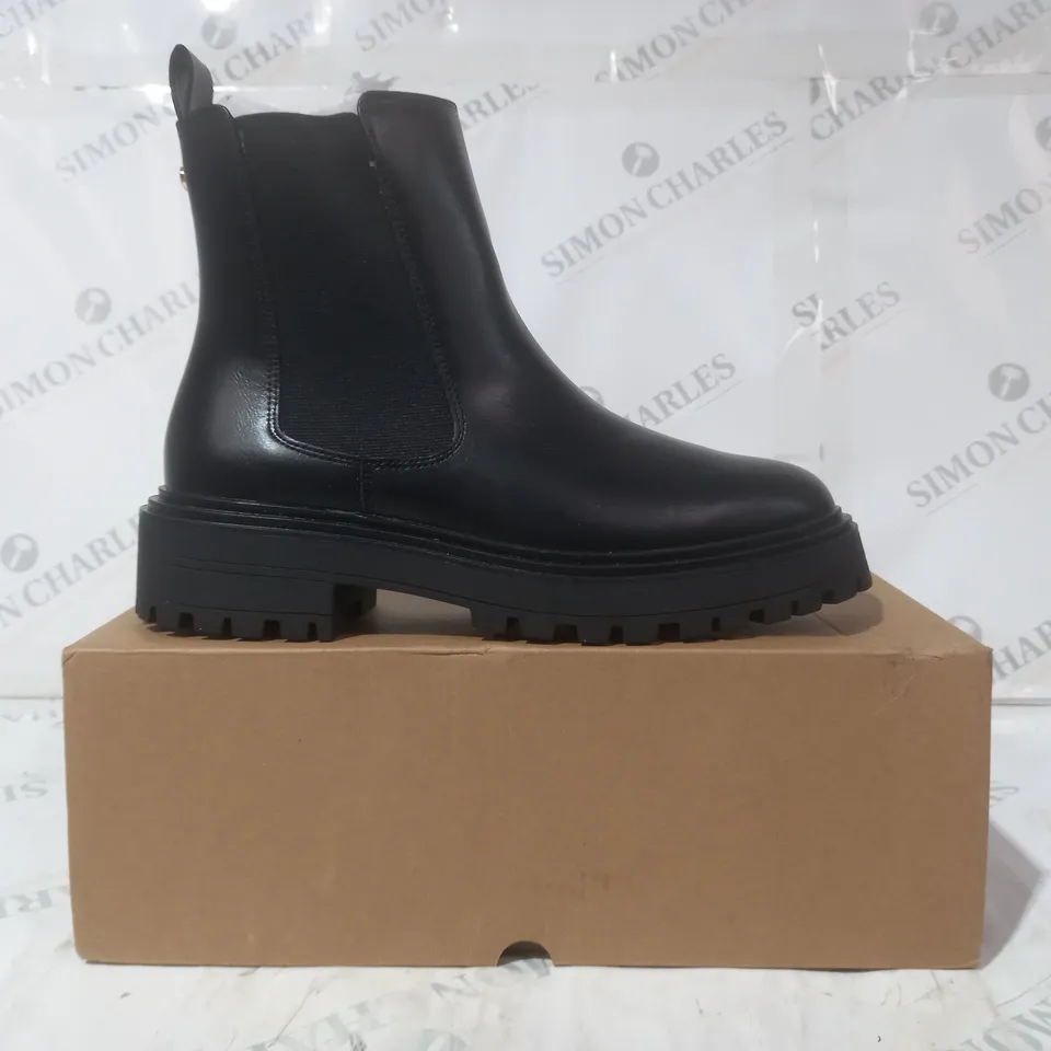 BOXED PAIR OF V BY VERY BOOTS IN BLACK SIZE 7