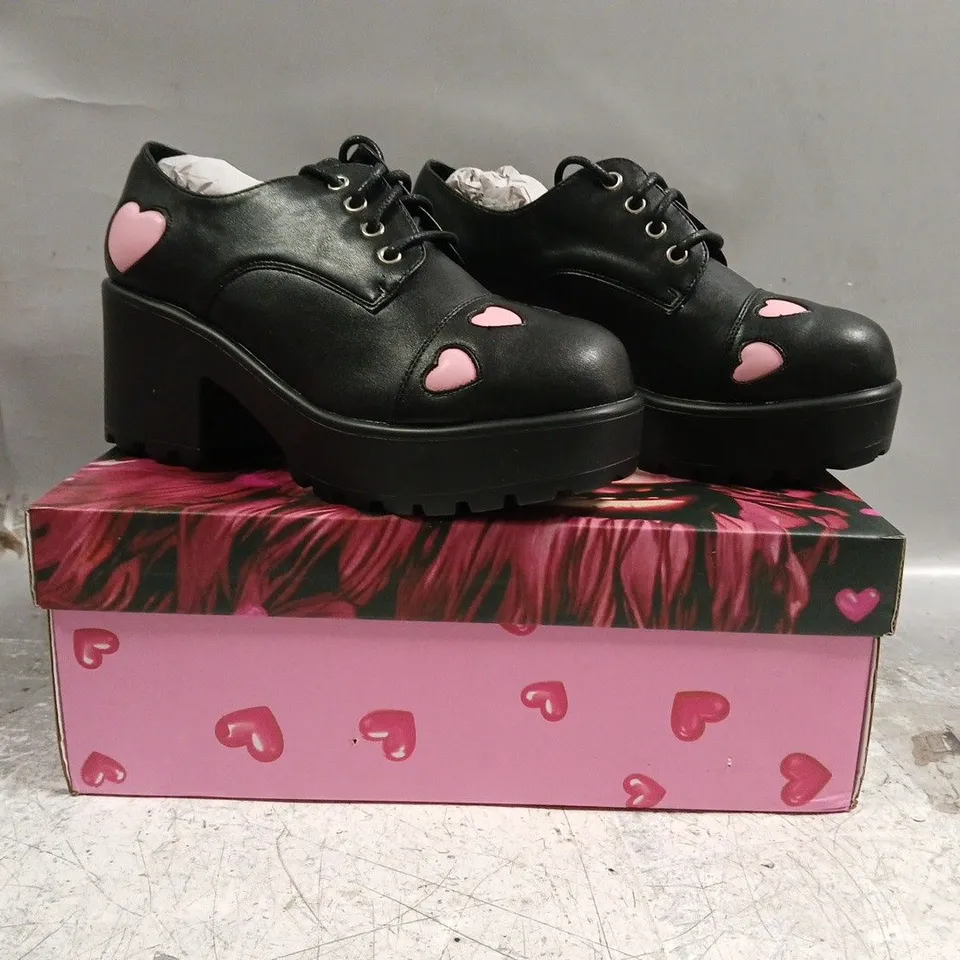 BOXED PAIR OF KOI SHOES IN BLACK W. PINK HEARTS SIZE UK 4