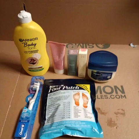 APPROXIMATEY 20 ASSORTED HEALTH AND BEAUTY PRODUCTS TO INCLUDE - GARNIER TONIC FIRMING LOTION - VASELINE PROTECTING JELLY AND ORAL-B TOOTHBRUSH
