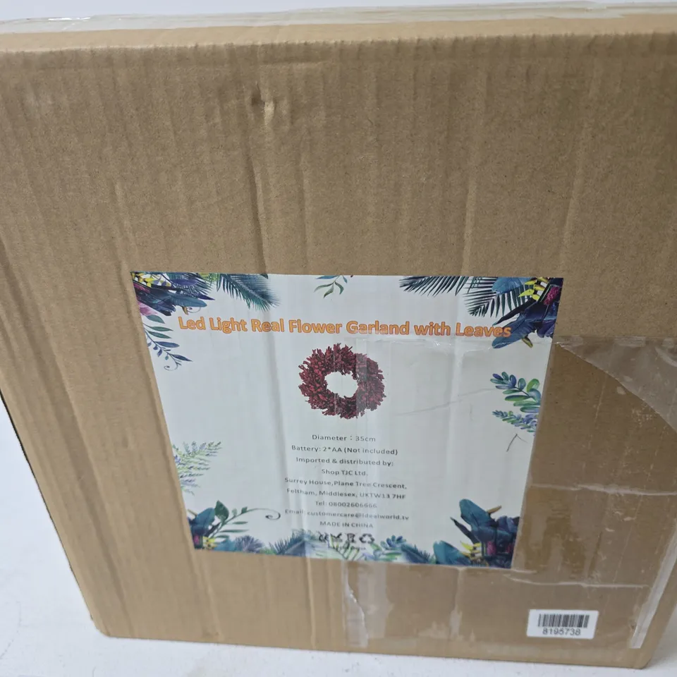 LED REAL FLOWER GARLAND WITH LEAVES – 35CM DIAMETER (REQUIRES 2X AA BATTERIES, NOT INCLUDED)