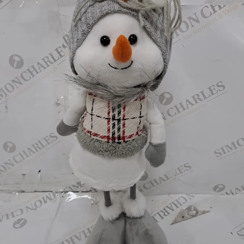 SNOW PEOPLE IN HATS DECOR PIECE RRP £45.99