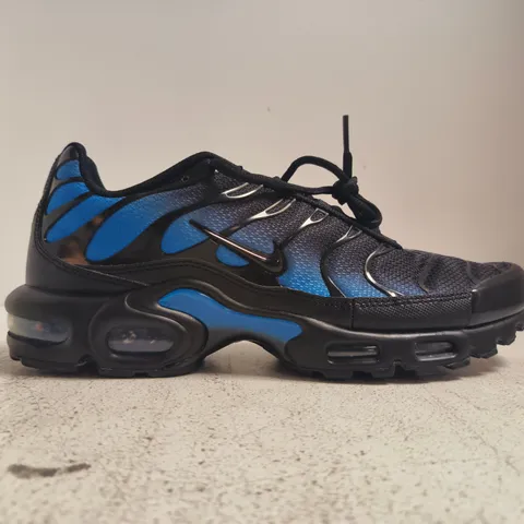 PAIR OF NIKE AIR TN TRAINERS IN BLACK/BLUE SIZE UK 11
