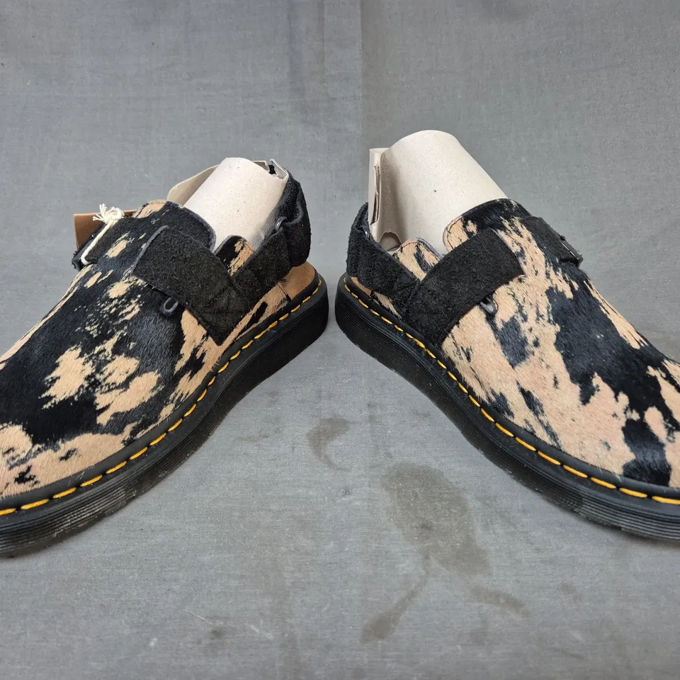 BOXED PAIR OF DR MARTENS JORGE II SHOES IN BLACK/BEIGE UK SIZE 6