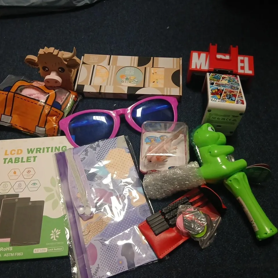 LARGE QUANTITY OF ASSORTED TOYS AND ACCESSORIES TO INCLUDE; MATCHBOX CARS, NOVELTY GLASSES, LIGHT UP DINO SPINNER, LCD WRITING TABLETS AND DARTS