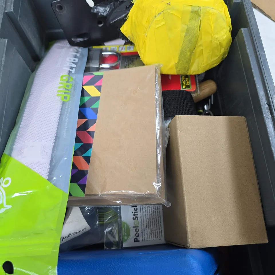 APPROXIMATELY 15 ASSORTED HOUSEHOLD PRODUCTS TO INCLUDE PET IMPACT POO BAGS, KITCHEN UTENSIL HOLDER AND A BLACK HIP FLASK