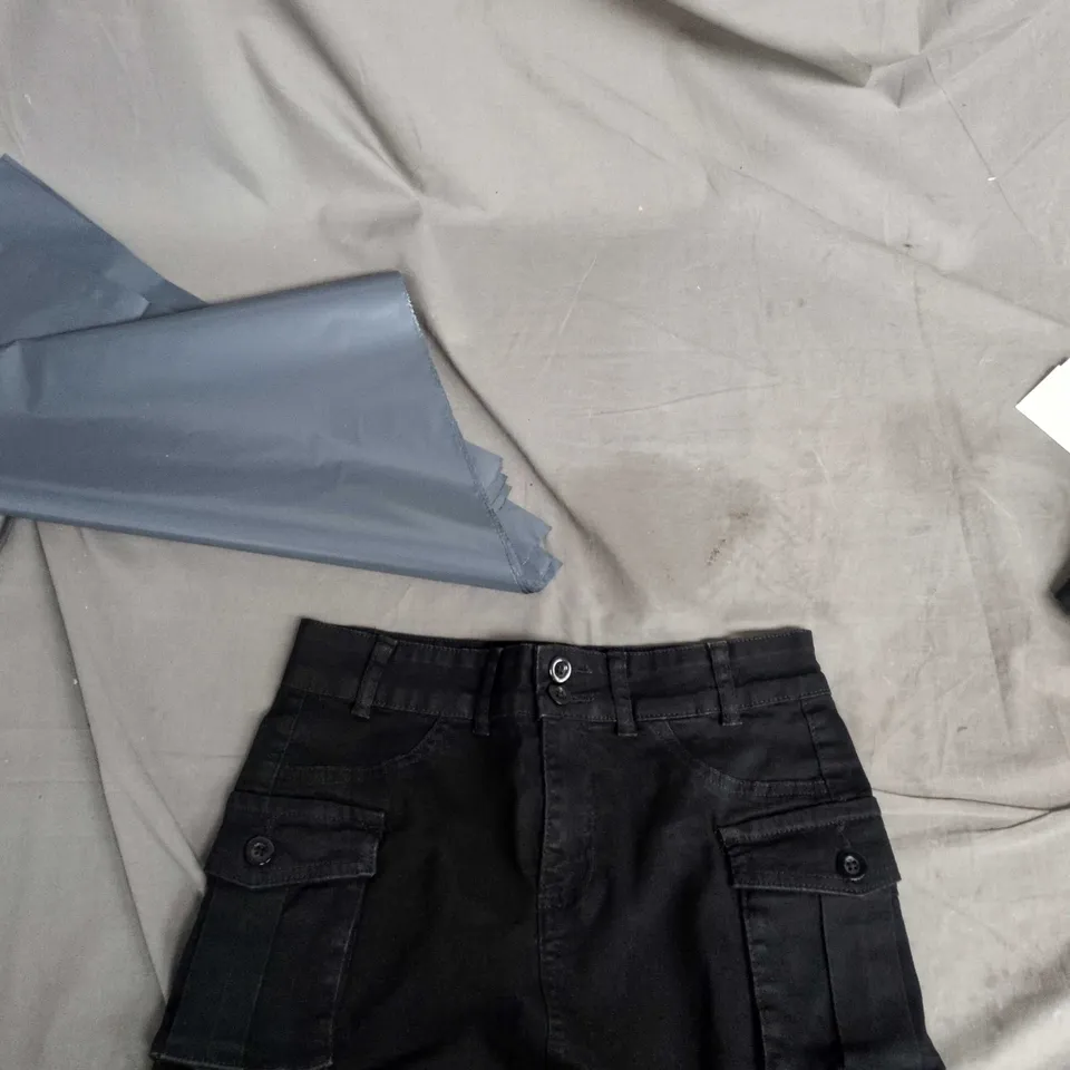 BOX OF APPROXIMATELY 20 ASSORTED ITEMS TO INCLUDE: HEATED GLOVES AND JEAN SHORTS