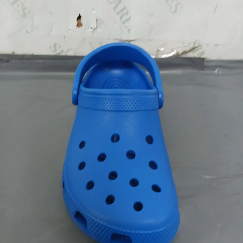 CLASSIC UNISEX CROCS IN BLUE SIZE M-5 F-7