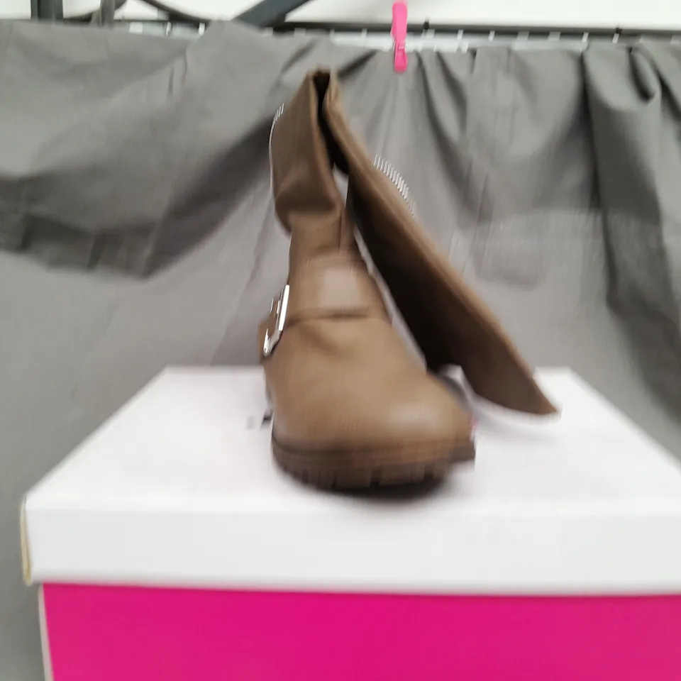 BOX OF APPROX 12 JUST FAB HIGH TOP BOOTS IN BROWN WITH VARIOUS SIZES