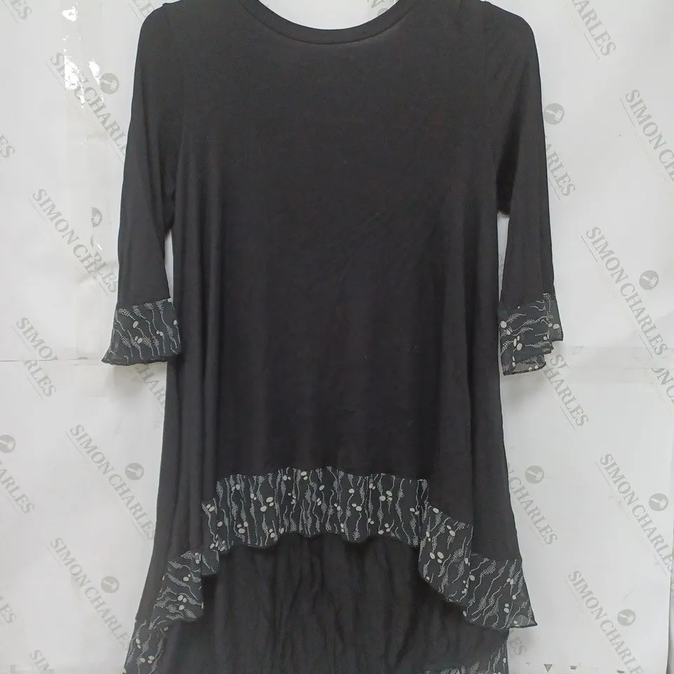 APPROXIMATELY 10 ASSORTED ITEMS OF WOMEN'S CLOTHING TO INCLUDE GREAT PLAINS JUMPER SIZE 10, MONSOON SLEEVELESS TANK IVORY SIZE S, IZABEL TUNIC SIZE 10