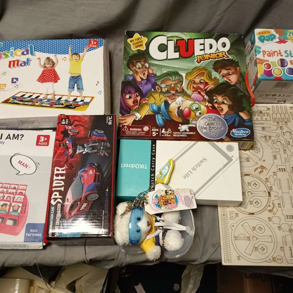 LOT OF CHILDREN'S TOYS AND GAMES – CLUEDO JUNIOR, GUESS WHO I AM?, MUSICAL MAT, PAINT STICKS & PLUSH TOYS