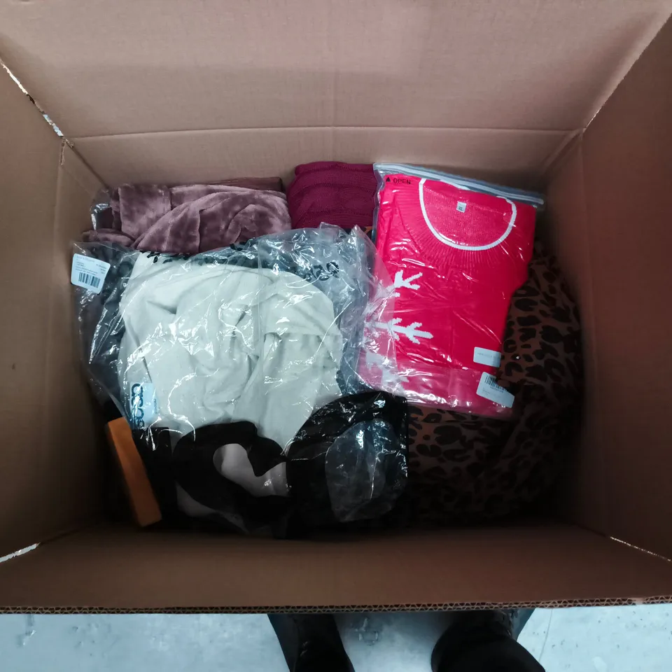 APPROXIMATELY 20 ASSORTED CLOTHING AND FASHION PRODUCTS IN VARIOUS STYLES AND SIZES - COLLECTION ONLY