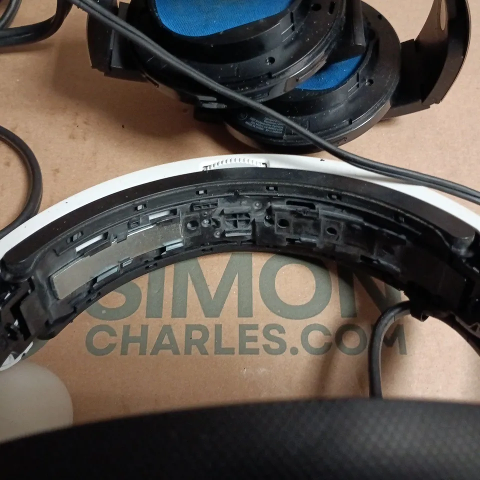 LOT OF ASSORTED GAMING ACCESSORIES TO INCLUDE SONY PLAYSTATION VR HEADSET, MOVE CONTROLLERS AND WIRELESS CONTROLLER