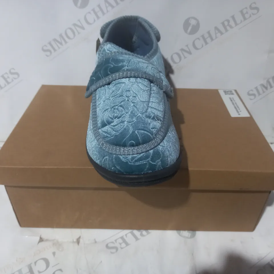 BOXED PAIR OF JO & JOE GRACE WIDE FIT SLIPPERS IN TEAL UK SIZE 5