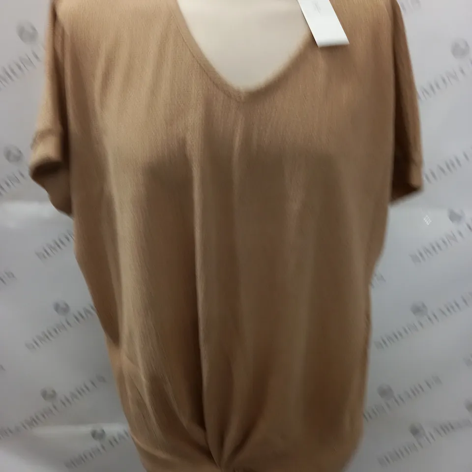 MAISON DE NIMES V-NECK TEXTURED TOP IN TAUPE - L