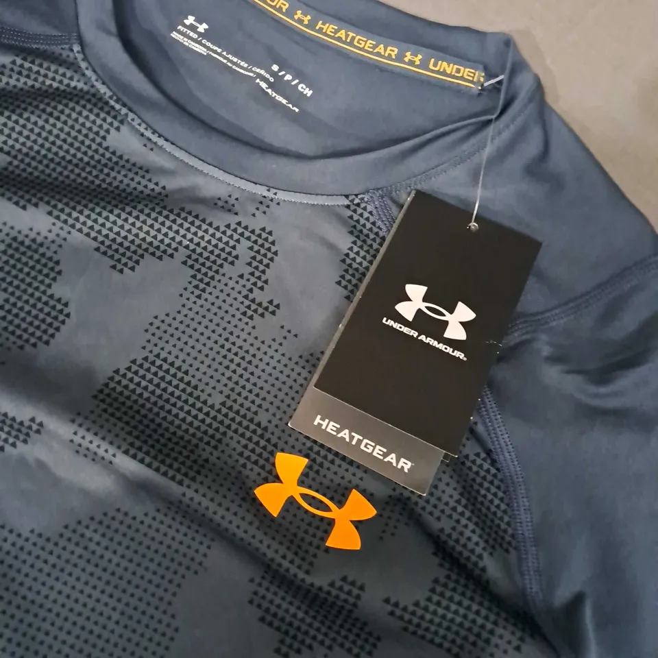 UNDER ARMOUR FITTED URBAN CAMO SHIRT IN GREY - SMALL