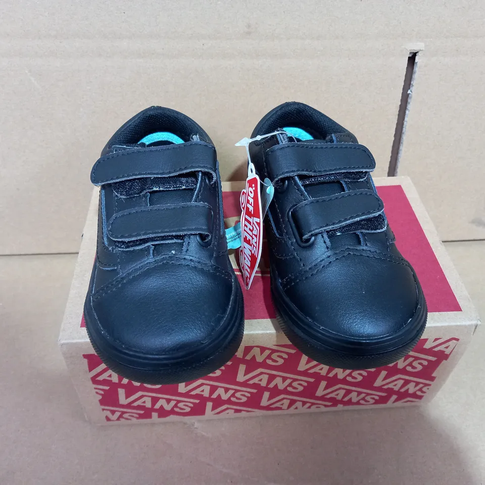 BOXED PAIR OF CHILDRENS SIZE 6 VANS BLACK SHOES
