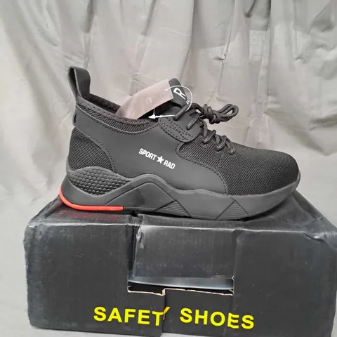 BOXED PAIR OF SAFTEY SHOES SIZE 6