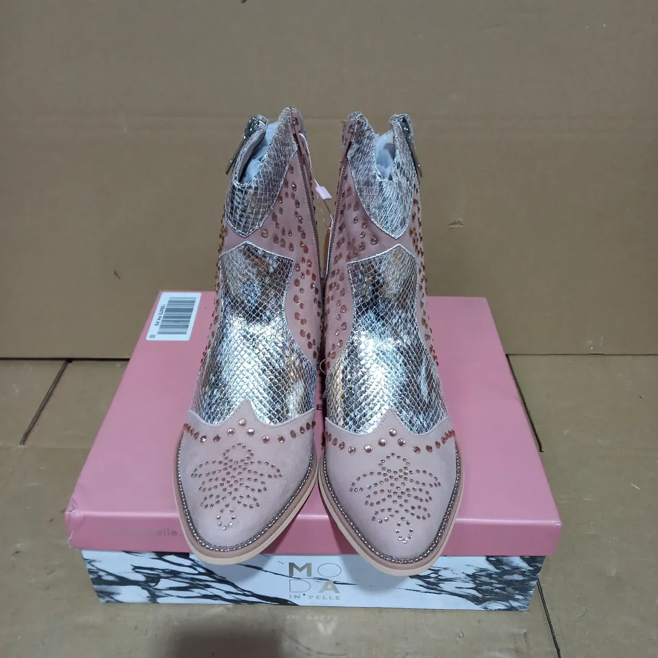 MODA SUEDE CHERILLE GLITZ WESTERN FEATURE BOOT - SIZE 5.5