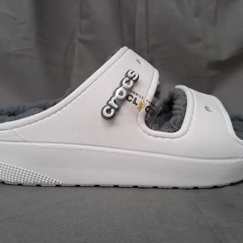 PAIR OF CROCS CLASSIC COZZZY SANDALS IN WHITE UK SIZE M5/W6