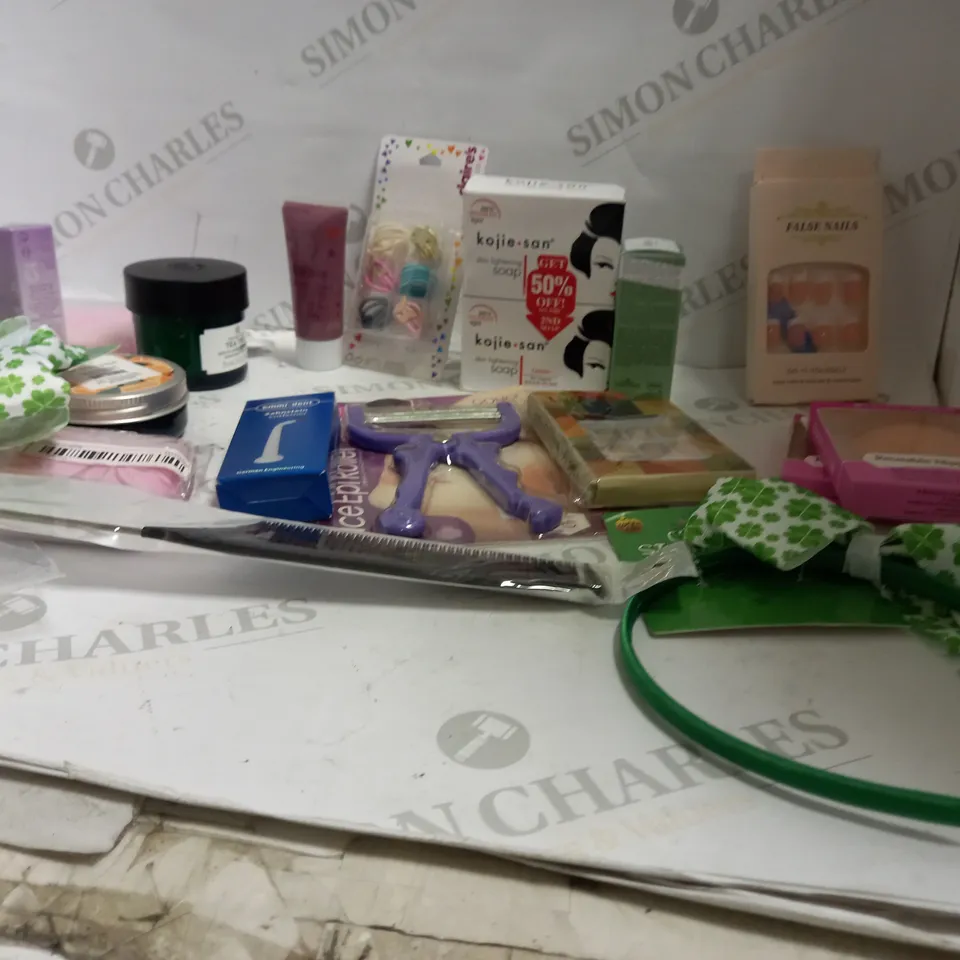 TOTE OF APPROXIMATELY 20 ASSORTED ITEMS TO INCLUDE A TEA TREE SKIN CLEARING NIGHT MASK, A SKIN LIGHTENING SOAP AND A COMB