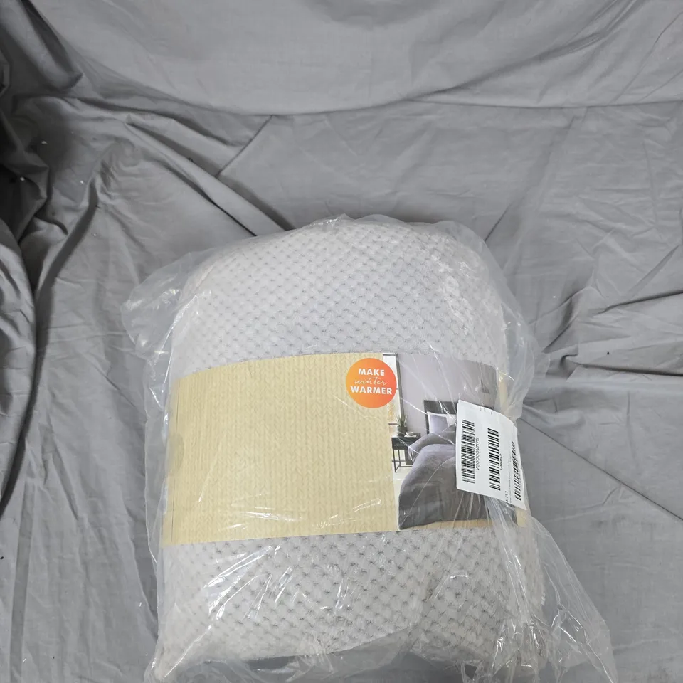 COSY LARSSON GEO FLEECE THROW BLANKET