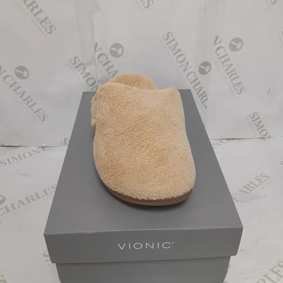 VIONIC FAUX FUR BEIGE LOAFERS SIZE 6 