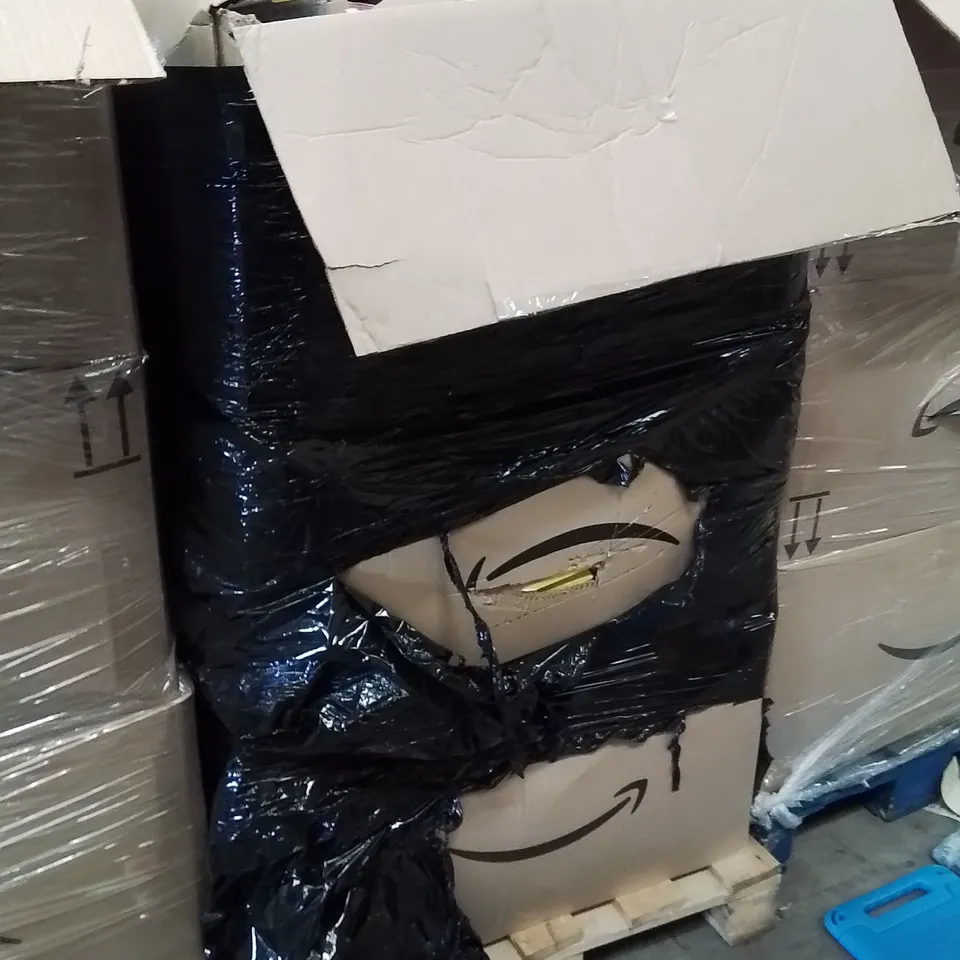 PALLET CONTAINING A LARGE QUANTITY OF PHONE CASES,SCREEN PROTECTORS 