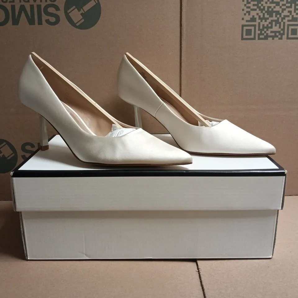 BOXED PAIR OF STEVE MADDEN POINTED TOE HEELS IN IVORY PEARL SIZE UK 4