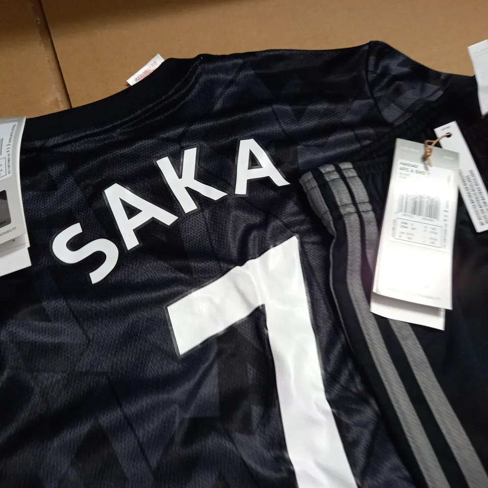 ARSENAL JUNIOUR FOOTBALL JERSEY AND SHORTS - 9-10 YRS / 140