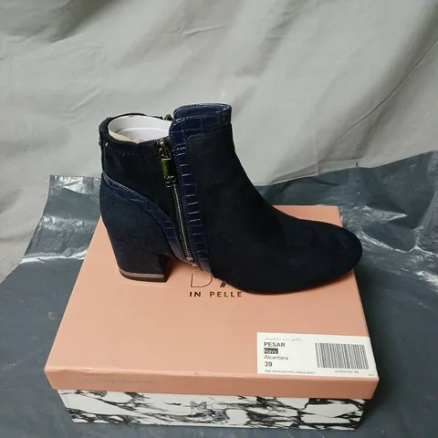 MODA IN PELLE PESAR NAVY ALCANTARA BOOTS SIZE 39 BOXED