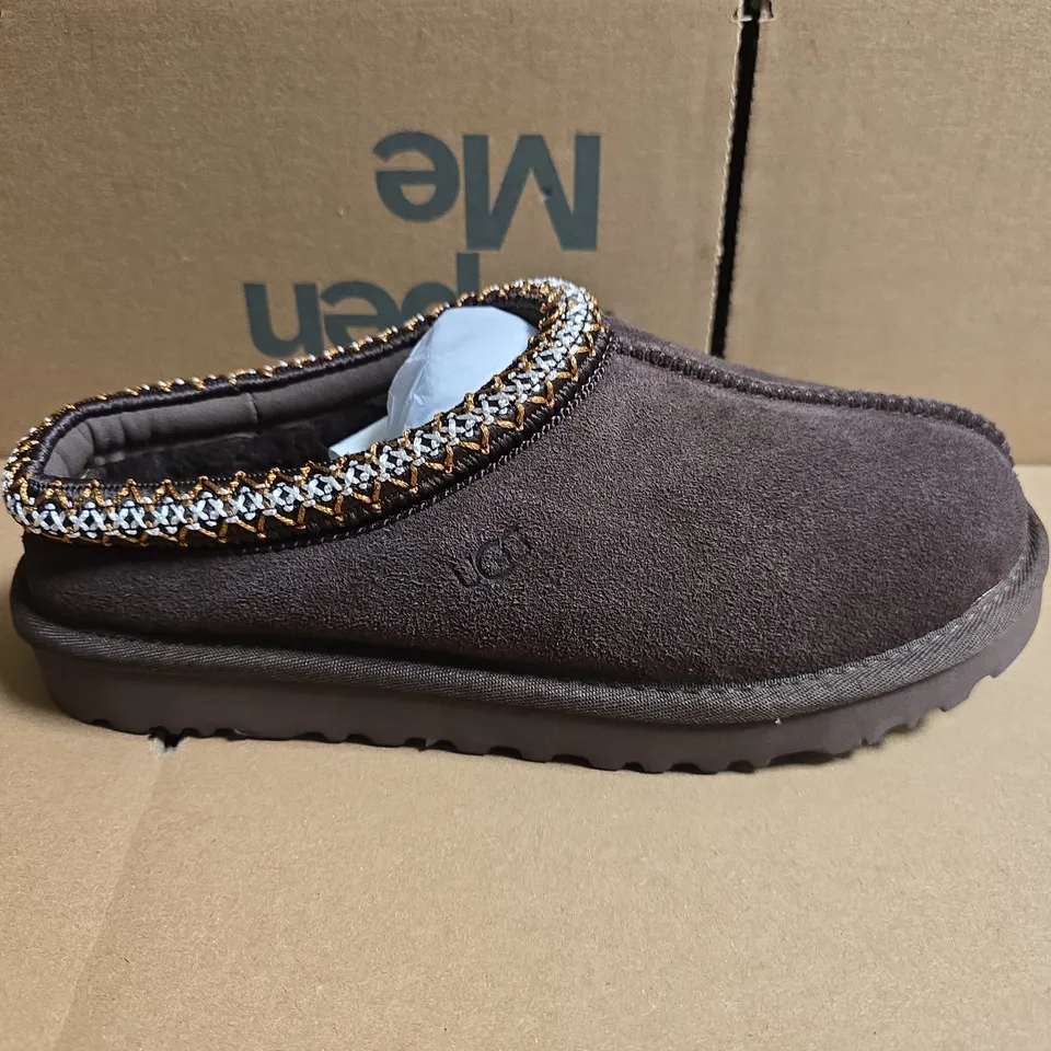 UNBOXED PAIR OF KUWANS WOMENS CLASSIC SHQHT STUDI IN DARK BROWN - SIZE 38