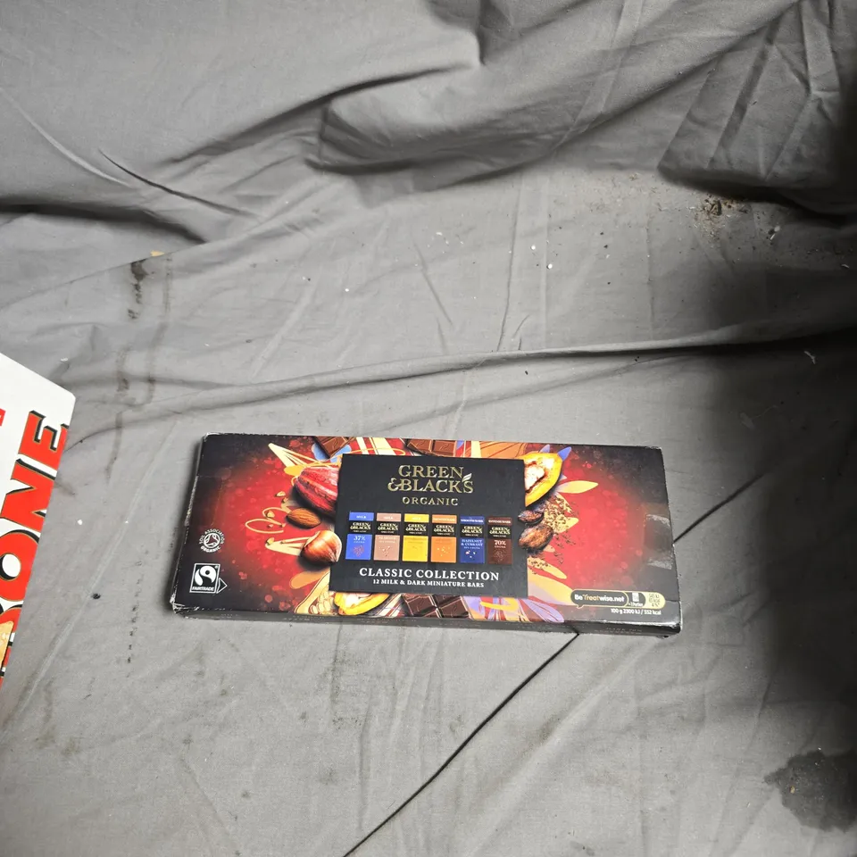 BOX OF APPROXIMATELY 10 ASSORTED FOOD ITEMS INCLUDING GREEN & BLACKS CHOCOLATE BAR , INSTANT RED BORSCH AND TOBLERONE BAR 340G