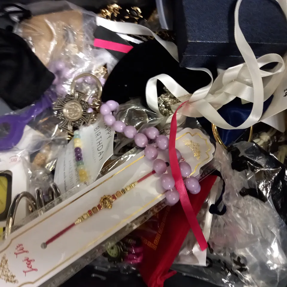 LOT OF APPROXIMATELY 20 JEWELLERY ITEMS, TO INCLUDE EARRINGS, NECKLACES, ETC