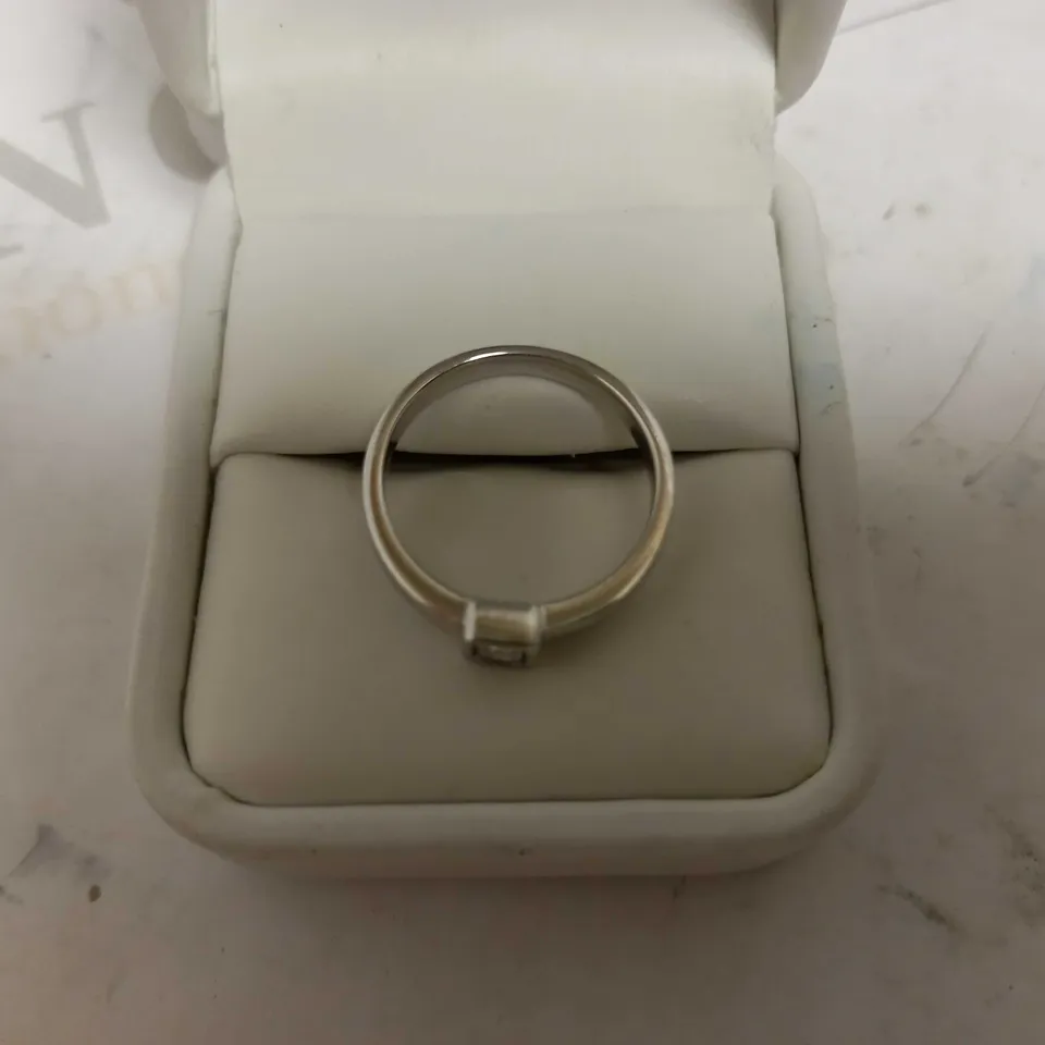 DESIGNER 18CT WHITE GOLD SOLITAIRE RING RUB-OVER SET WITH A PRINCESS CUT DIAMOND