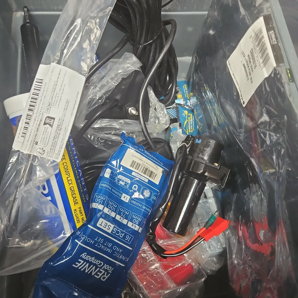 BOX OF ASSORTED CAR ITEAMS TO INCLUDE - TOOLS - WIPER BLADE - ANDROID PLAY USB 