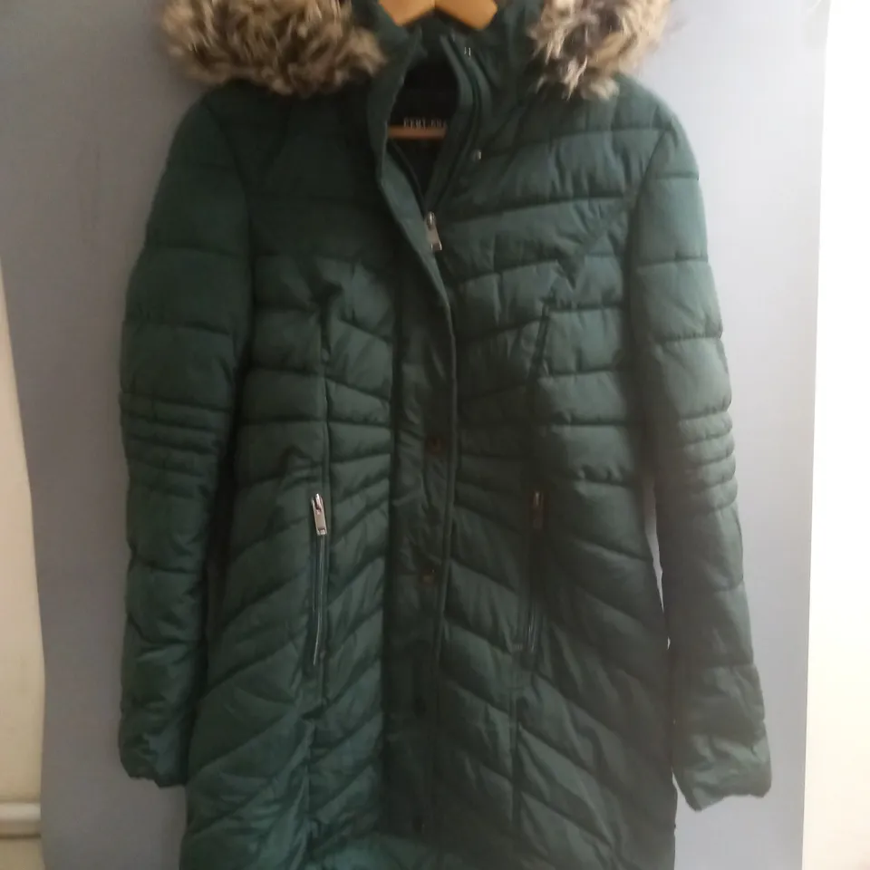 CENTIGRADE FAUC COAT IN FOREST GREEN - XS