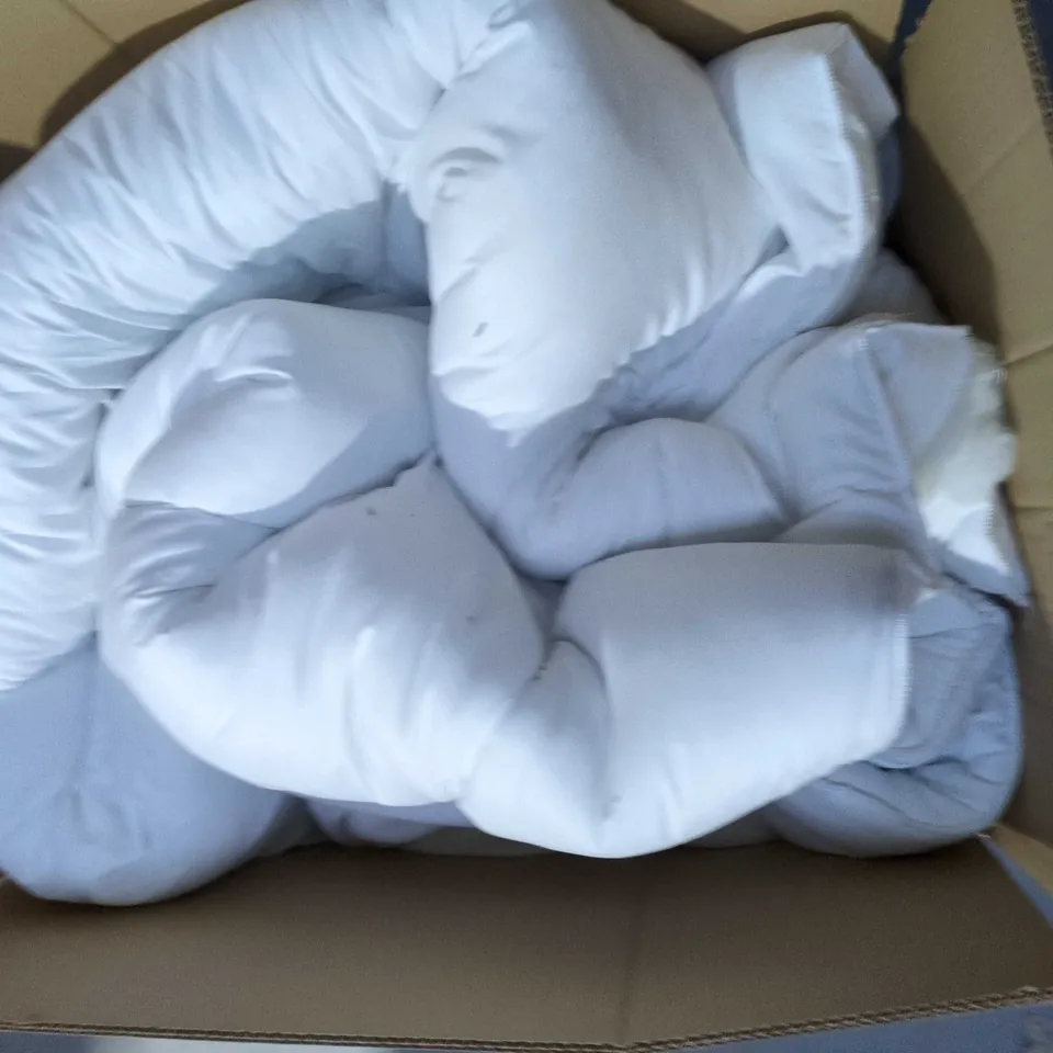 BOX OF APPROXIMATELY 5 ASSORTED HOUSEHOLD ITEMS TO INCLUDE: WALLPAPER