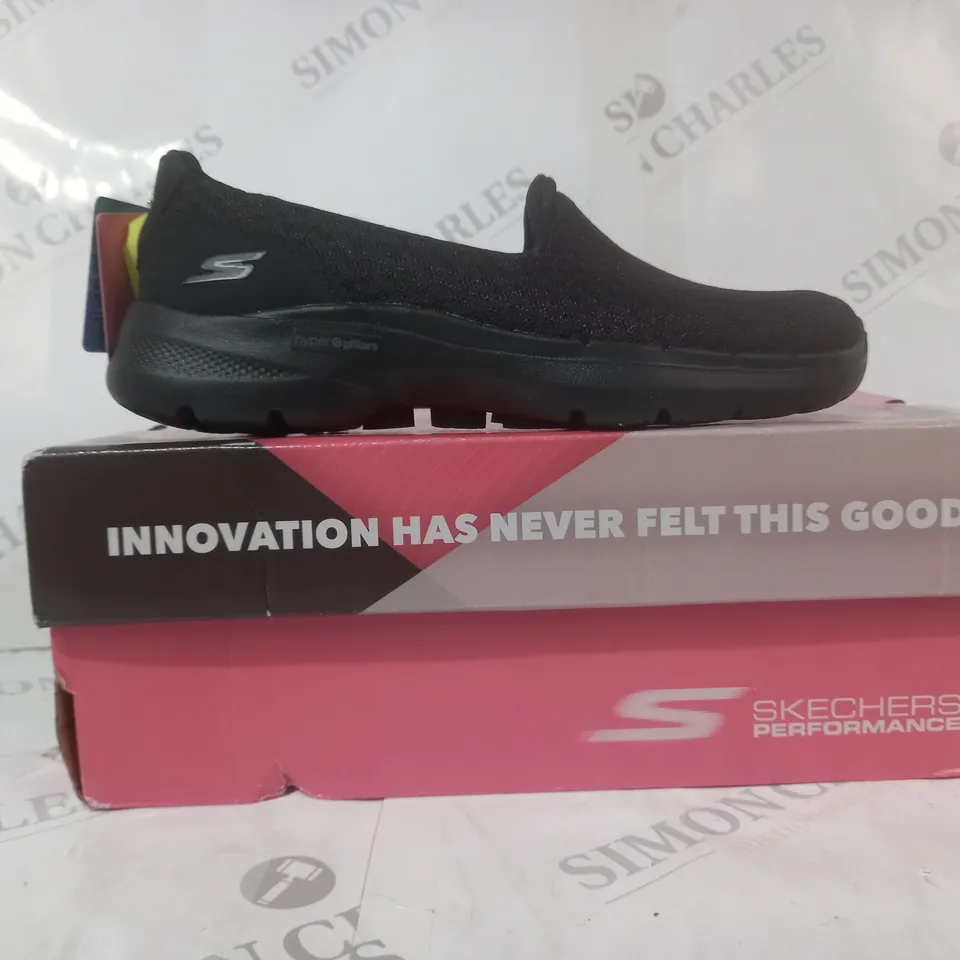 BOXED PAIR OF SKECHERS GO WALK 6 SLIP-ON SHOES IN BLACK UK SIZE 3