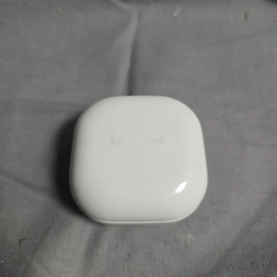 SAMSUNG GALAXY BUDS (WHITE) WIRELESS EARBUDS IN CHARGING CASE – SOUND BY AKG