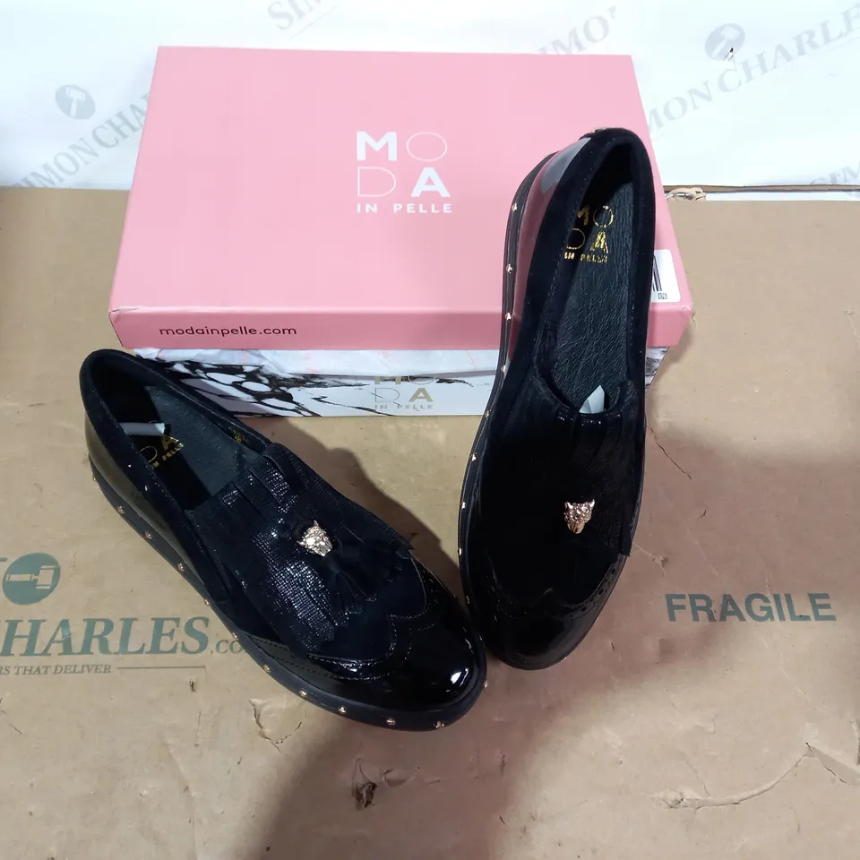 BOXED PAIR OF MODA IN PELLE SHOES - SIZE 38