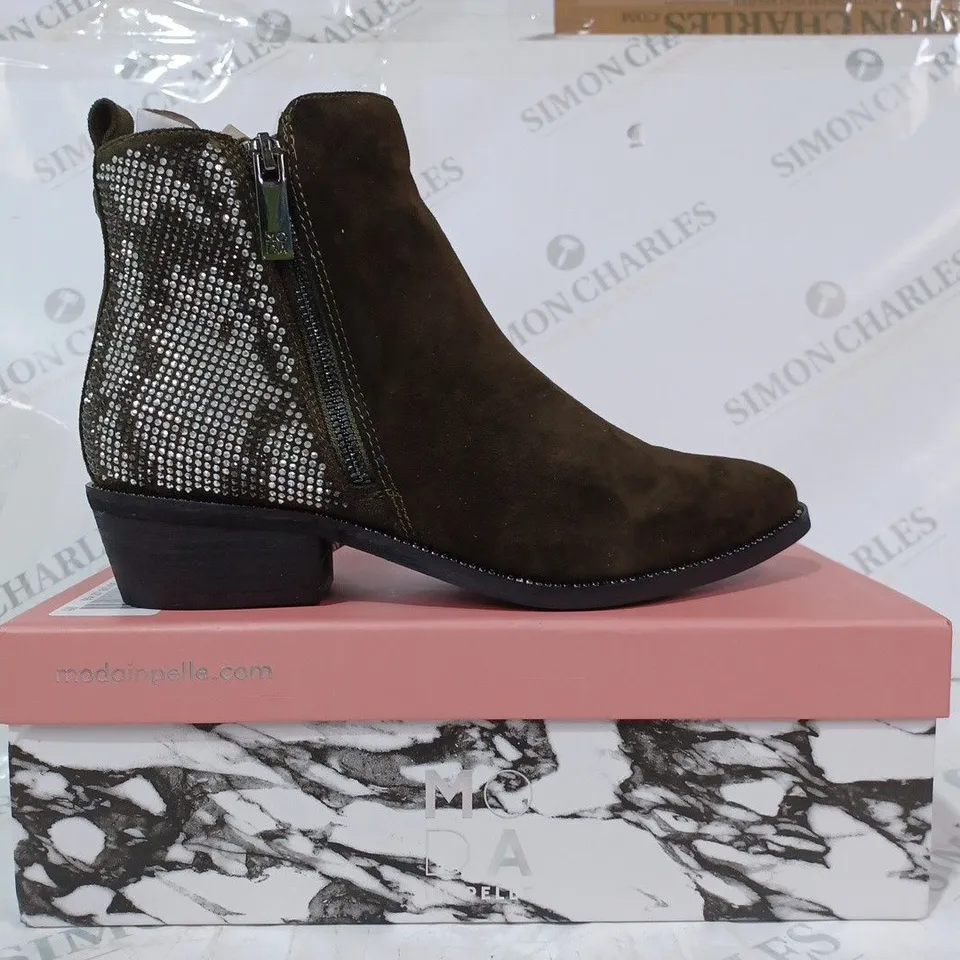 BOXED PAIR OF MODA IN PELLE KATREENA ANKLE BOOTS IN KHAKI SIZE 6