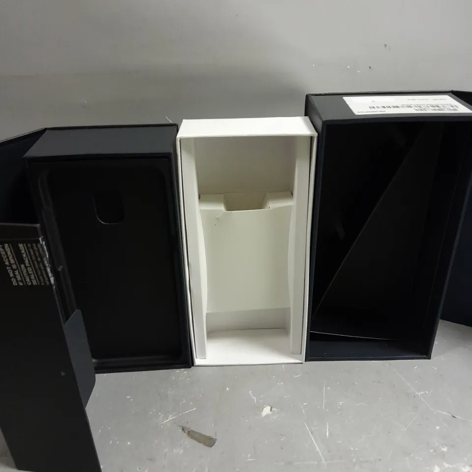 APPROXIMATELY 30 EMPTY SMARTPHONE DISPLAY BOXES FOR SAMSUNG SMARTPHONES 