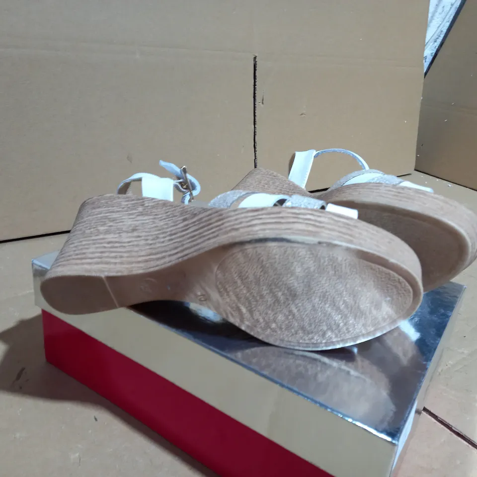 ADESSO WEDGE SANDAL IN WHITE SIZE 7